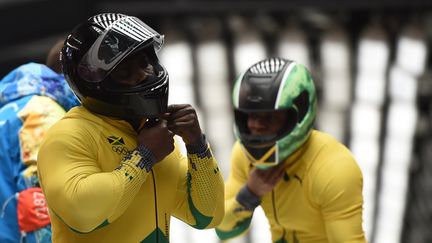 Winston Watts et Marvin Dixon, les pilotes du&nbsp;bobsleigh jama&iuml;cain &agrave;&nbsp;Sotchi, le&nbsp;17 f&eacute;vrier 2014. (LEON NEAL / AFP)