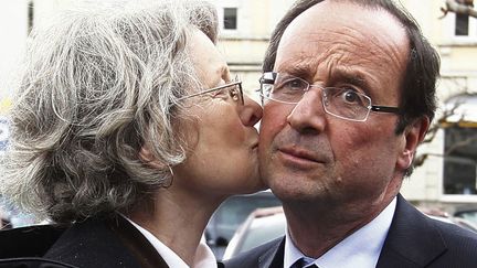 Le candidat socialiste Fran&ccedil;ois Hollande (D) est embrass&eacute; par une "fan" &agrave; Tulle (Corr&egrave;ze), le 21 avril 2012. ( JACKY NAEGELEN / REUTERS)