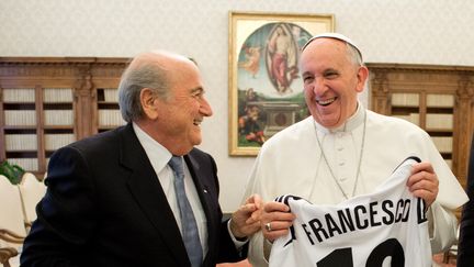 Sepp Blatter, le président de la Fifa, offre un maillot de football au pape François au Vatican, le 22 novembre 2013. (OSSERVATORE ROMANO / AFP)