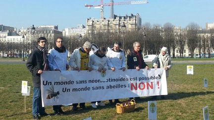 &nbsp; (Les apiculteurs ont déployé une banderole devant l'Assemblée nationale © RF / Anne-Laure Barral)