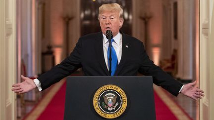 Au lendemain des midterms, mercredi 7 novembre, Donald Trump s'est tour à tour montré cajoleur et menaçant vis-à-vis de ses adversaires démocrates. (AL DRAGO / CONSOLIDATED NEWS PHOTO / DPA / AFP)