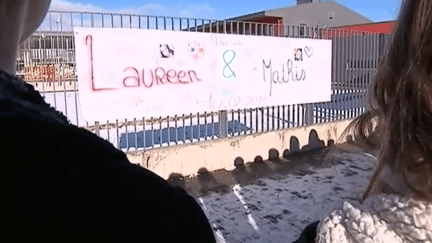 Les élèves du Collège Lucie-Aubrac, dans le Doubs, rendent hommage, jeudi 11 février, à leurs camarades décédés la veille dans un accident de car. (FRANCE 2)