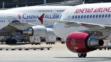 Un Boeing et un Airbus sur l'aéroport de Hong Kong. (LAURENT FIEVET / AFP)