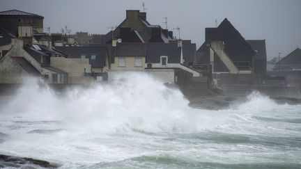 Les vagues se brisent sur des maisons au Guilvinec&nbsp;(Finist&egrave;re) avec l'arriv&eacute;e de la temp&ecirc;te Ulla. (JEAN-SEBASTIEN EVRARD / AFP)