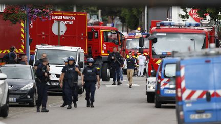 La police et les pompiers sur les lieux de la prise d'otages à&nbsp;Saint-Etienne-du-Rouvray (Seine-Maritime), le 26 juillet 2016. (CHARLY TRIBALLEAU / AFP)