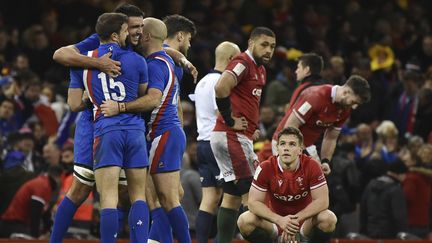 Les Français célèbrent leur victoire contre le pays de Galles vendredi 11 mars au Millennium Stadium de Cardiff. (RUI VIEIRA / AP / SIPA)