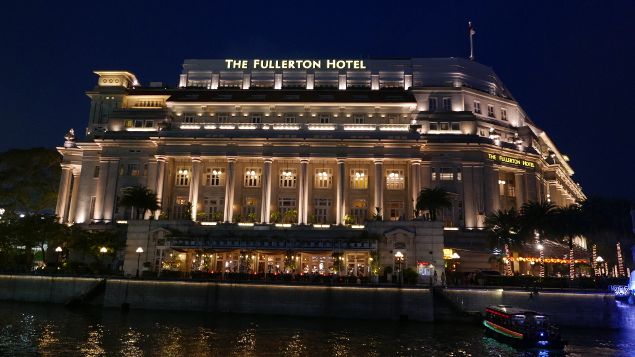 &nbsp; (L'hôtel Fullerton, devant Marina Bay © Emmanuel Langlois / Radio France)