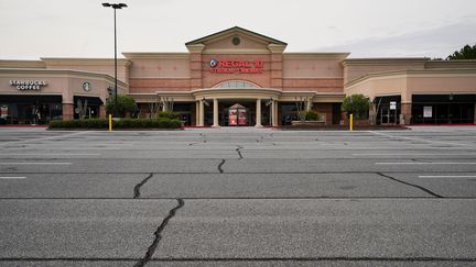 Un cinéma fermé pendant le confinement à Atlanta (Géorgie), le 22 avril 2020.&nbsp;&nbsp; (ELIJAH NOUVELAGE / REUTERS)