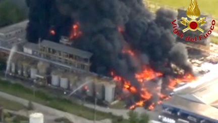 Image aérienne de l'incendie provoqué par une explosion dans une usine chimique dans la zone industrielle de Porto Marghera, non loin de Venise (Italie), vendredi 15 mai 2020. (HANDOUT / VIGILI DEL FUOCO)