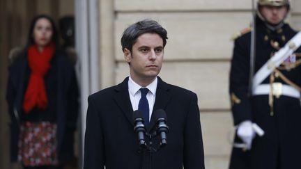 Gabriel Attal nouveau Premier ministre lors de la passation de pouvoir à Matignon avec Elisabeth Borne, le 9 janvier 2024. (OLIVIER CORSAN / MAXPPP)