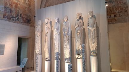 Les six statues du portail royal présentées dans la salle capitulaire de la cathédrale de Chartres. (ANNE CHEPEAU / RADIO FRANCE)