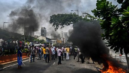 Des manifestants contre le président sri-lankais, le 9 mai 2022 à Colombo (Sri Lanka). (ISHARA S. KODIKARA / AFP)