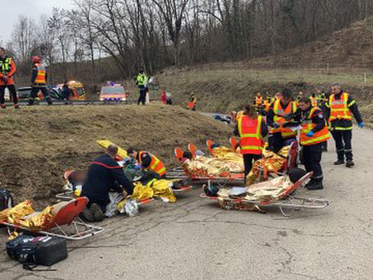 Accident de car en Isère : 21 blessés dont deux en urgence absolue, la  piste du malaise du conducteur privilégiée