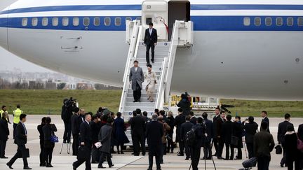 Le président chinois Xi Jinpong descend de l'avion à l'aéroport francilien d'Orly, dimanche 29 novembre 2015, avant d'assister à la Cop21. (YOAN VALAT / POOL / AFP)