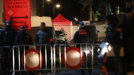 Des policiers inspectent la scène d'une attaque à l'arme blanche à Bruxelles, le 10 novembre 2022. (HATIM KAGHAT / BELGA / AFP)