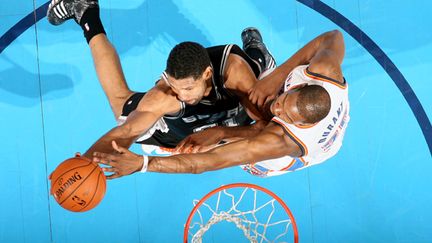 Tim Duncan contré par Kevin Durant (LAYNE MURDOCH JR. / NBAE / GETTY IMAGES)