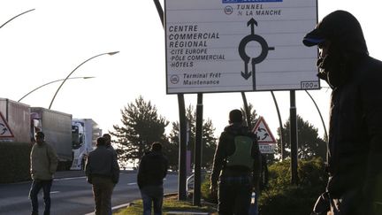 A Calais, de plus en plus de migrants prennent d'assaut le tunnel sous la Manche à pied, vers le Royaume-Uni. Entre début juin et fin juillet 2015, neuf d'entre eux y ont perdu la vie. Le Premier ministre britannique a jugé la situation «très préoccupante». (Pascal ROSSIGNOL / REUTERS)