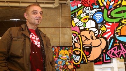 Speedy Graphito devant certaines de ses œuvres,  exposition "High Five" aux Docks  à Marseille
 (Valérie Vrel / PHOTOPQR/LA PROVENCE/MAXPPP)