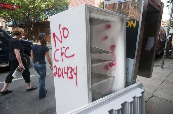 Un vieux frigo dans la rue porte une inscription indiquant que le CFC a été retiré, le 23 juillet 2010, à New York (Etats-Unis).&nbsp; (RICHARD B. LEVINE / NEWSCOM / SIPA)