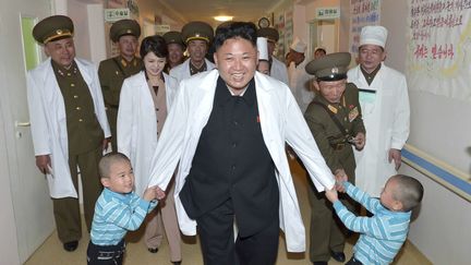 Le leader nord-cor&eacute;en Kim Jong-un (C) joue avec des enfants en visite dans un h&ocirc;pital &agrave; Pyongyang (Cor&eacute;e du nord), le 19 mai 2014. (KCNA / REUTERS)