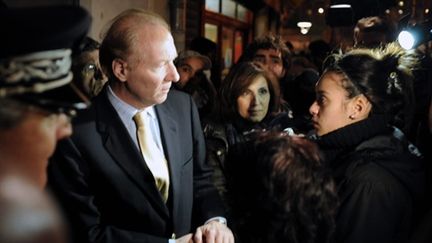 Brice Hortefeux à Lyon le 15 décembre 2009 avec des proches d'Amar, 12 ans, tué lors d'une fusillade en pleine rue (AFP PHOTO / JEAN-PHILIPPE KSIAZEK)