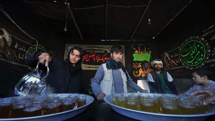 Certains accompagnent les p&eacute;nitents en offrant du th&eacute;, et des boissons rafra&icirc;chissantes. (MASSOUD HOSSAINI / AFP)