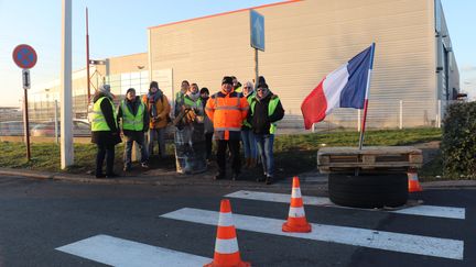 Des "gilets jaunes" mobilisés dans la zone industrielle de Calais (Pas-de-Calais), le 13 décembre 2018. (FRANÇOIS CORTADE / RADIO FRANCE)