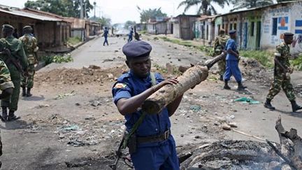 Policiers et militaires burundais lors de la vague de manifestations de mai 2015. ( REUTERS/Goran Tomasevic)