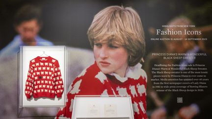 Le pull-over de laine rouge avec des moutons blancs et un noir, porté par Diana Spencer en 1981 va être mis en vente fin août chez Sotheby's. (RAY TANG / ANADOLU AGENCY)