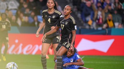 Kadidiatou Diani au duel avec la défenseure jamaïcaine, Allyson Swaby, lors de France-Jamaïque (0-0), à Sydney, le 23 juillet 2023. (FRANCK FIFE / AFP)