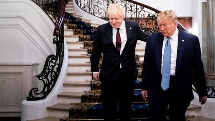 Le Premier ministre britannique Boris Johnson et le président américian Donald Trump, le 25 août 2019 à Biarritz lors du sommet du G7. (ERIN SCHAFF / AFP)