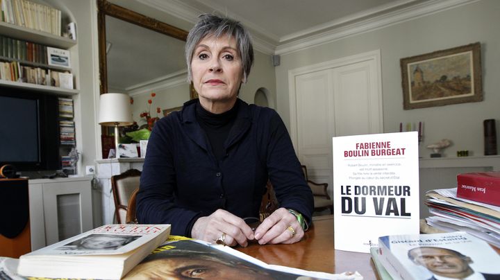 Fabienne Boulin-Burgeat, fille de l'ancien ministre du Travail Robert Boulin, pose &agrave; c&ocirc;t&eacute; de son livre "Le Dormeur du Val", le 25 janvier 2011, &agrave; Paris. (PATRICK KOVARIK / AFP)