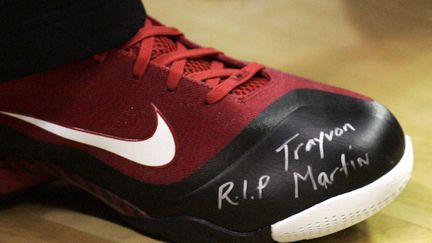 Le basketteur de Miami, LeBron James, a jou&eacute; ce week-end contre Detroit en arborant un message sur ses baskets. (REBECCA COOK / REUTERS)