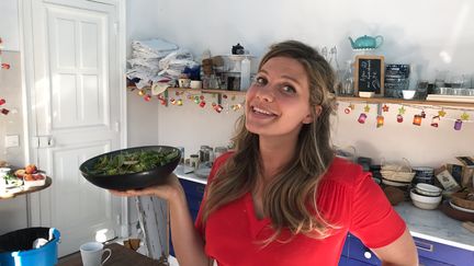 Angèle dans sa cuisine avec sa salade toute verte... (Laurent Mariotte / Radio France)