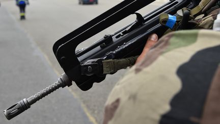 Un militaire avec un Famas, au Mans (Sarthe), le 8 août 2016. (JEAN-FRANCOIS MONIER / AFP)