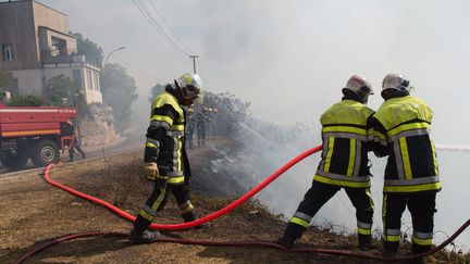 D'après une étude sur la santé des pompiers, l'exposition aux fumées malgré les tenues de protection, provoquerait l'apparition de graves maladies. (MAXPPP)