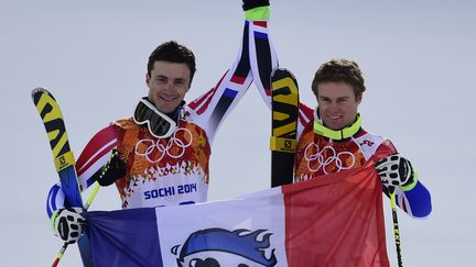 Steve Missillier (&agrave; g.) et Alexis Pinturault c&eacute;l&egrave;brent leur 2e et 3e place au slalom g&eacute;ant de Sotchi (Russie), le 19 f&eacute;vrier 2014. (OLIVIER MORIN / AFP)