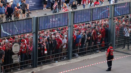 Des supporters de Liverpool bloqués à l'extérieur du Stade de France, à Saint-Denis, lors de la finale de la Ligue des champions face au Real Madrid, le 28 mai 2022.
 (THOMAS COEX / AFP)