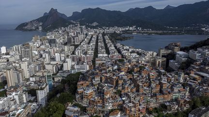 Selon une étude, l'Etat de Rio de Janeiro est contrôlé à 57% par la milice contre 16% par les&nbsp;trafiquants de drogues&nbsp;(Vue aérienne de la favela de Pavao-Pavaozinho entourée par les quartiers de Copacabana, Ipanema et Lagoa, Brésil). (MAURO PIMENTEL / AFP)