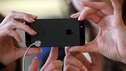 L'iPhone 5, nouveau smartphone d'Apple, le 21 septembre 2012 &agrave; San Francisco (Californie). (JUSTIN SULLIVAN / GETTY IMAGES NORTH AMERICA / AFP)