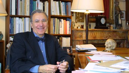 Michel Maffesoli, professeur de sociologie à la Sorbonne, le 7 mai 2001 à Paris. (DANIEL JANIN / AFP)