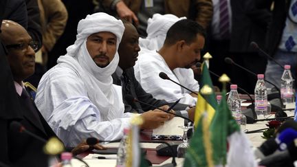 Réunion entre des représentants du gouvernement malien et de l'ex-rébellion du Nord en janvier 2016, à Alger.&nbsp; (FAROUK BATICHE / AFP)