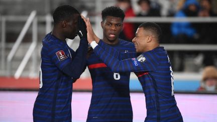 Kylian Mbappé a marqué le deuxième but des Bleus face à la Finlande, mardi 16 novembre. (FRANCK FIFE / AFP)