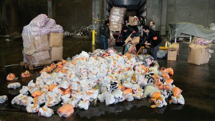 Des policiers d&eacute;truisent 33 000 jouets dangereux, le 19 d&eacute;cembre 2013 &agrave; Cr&eacute;teil (Val-de-Marne). (JACQUES DEMARTHON / AFP)