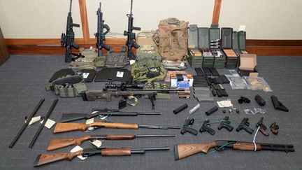 L'arsenal retrouvé au domicile de Christopher Paul Hasson, à Silver Spring (Maryland, Etats-Unis), un garde-côte suspecté de préparer des attaques terroristes contre plusieurs personnalités, dans une photo dévoilée par le bureau du procureur du Maryland le 20 février 2019. (U.S. ATTORNEY'S OFFICE MARYLAND / HANDOUT / REUTERS)