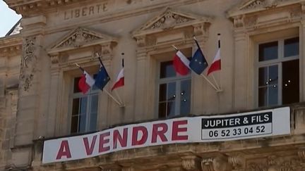 Héraut : l'hôtel de ville à vendre vente pour protester contre le gouvernement