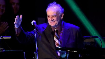 Le compositeur Angelo Badalamenti sur scène lors de la présentation de la Fondation David Lynch "The Music Of David Lynch" au théâtre de l'hôtel Ace le 1er avril 2015 à Los Angeles (KEVIN WINTER / GETTY IMAGES NORTH AMERICA)