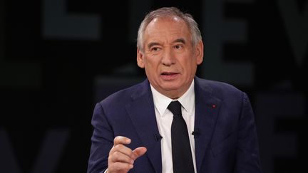 Le nouveau Premier ministre François Bayrou, sur le plateau de l'émission "L'Evénement" de France 2, le 19 décembre 2024. (VALENTINE CHAPUIS / AFP)