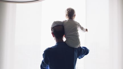 A terme, en 2021, les pères espagnols auront droit à un congé aussi long que celui des mères à la naissance de leur enfant. (Photo d'illustration) (ANNE-SOPHIE BOST / AFP)