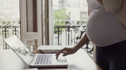 Une femme peu qualifiée a un tiers de chances en moins d'être promue à partir du troisième enfant. (SIGRID OLSSON / MAXPPP)